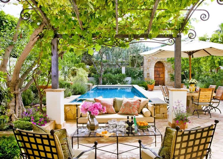 How to Transform Your Backyard into a Relaxing Outdoor Oasis